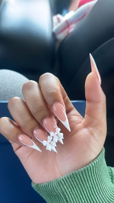 Stiletto Nails With Bows, Stiletto White French Tip Nails, Stalitoes Nails Design, White French Tip Nails Stiletto, Cute Stilletos Nails, Acrylic Nail Designs Baddie, Sharp Acrylic Nails, Sharp French Tip Nails, French Tip Acrylic Nails Stiletto