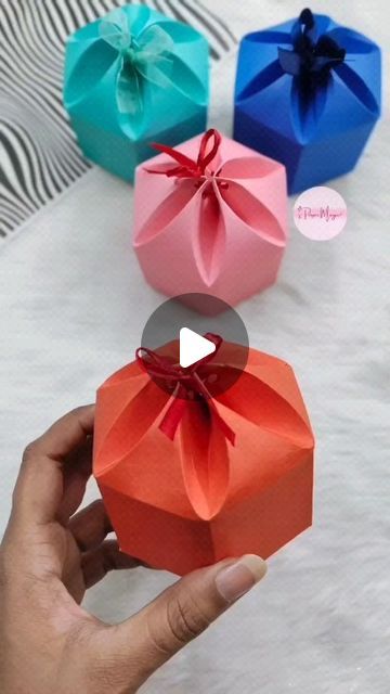 Diy Box Packaging Ideas, Chocolate Boxes Diy, Card Box Diy Craft Ideas, How To Make Gift Boxes Out Of Paper Easy, Diy Box Of Chocolates, Easy Diy Gift Box Ideas How To Make, Paper Chocolate Box Diy, Small Chocolate Gift Ideas, Christmas Chocolate Boxes Gift Ideas