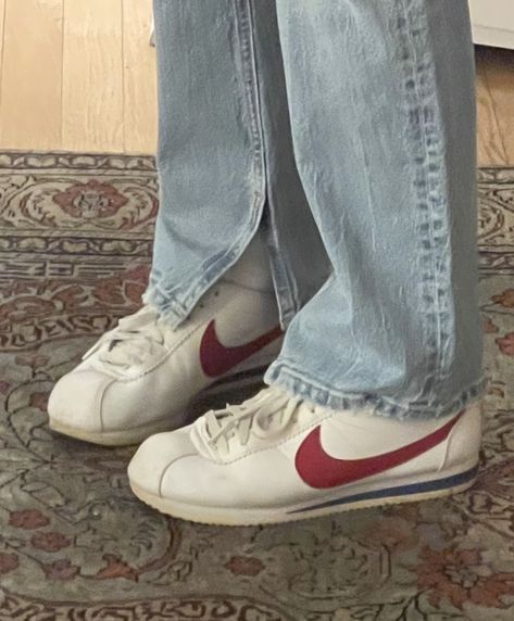 Nike Shoes Old School, Nike 80s Shoes, Old Nike Aesthetic, Nike Cortez Aesthetic, Nike 90s Shoes, Nike Vintage Shoes, Old Nike Shoes, Nike Cortez Vintage, Nike Cortez Outfit