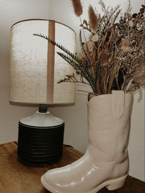 Farmhouse Aesthetic Home Decor, Boho Country House Decor, Western Console Table Decor, Country Boho Home Decor, Western Living Room Aesthetic, Country Apartment Decor Farmhouse Style, Entryway Ideas Western, Farm Apartment Decor, Modern Cowboy Home Decor