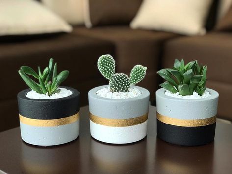 Plant Pot Art Ideas, Concrete Ideas Diy, Diy Pot Plants, Plant Pot Ideas Diy, Succulent Pot Ideas Diy, Diy Flower Pot Ideas, Pot Diy Ideas, Plant Pots Painting Ideas, Succulent Pot Ideas