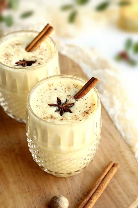 An easy, 2-minute blender recipe for the richest, creamiest, best homemade eggnog you'll ever have! Refined sugar free with only real food ingredients. Eggnog Rezept, Eggnog Recipe Homemade, Blender Recipe, Easy Eggnog, Blender Smoothie, Homemade Eggnog, Best Smoothie, Eggnog Recipe, Blender Recipes