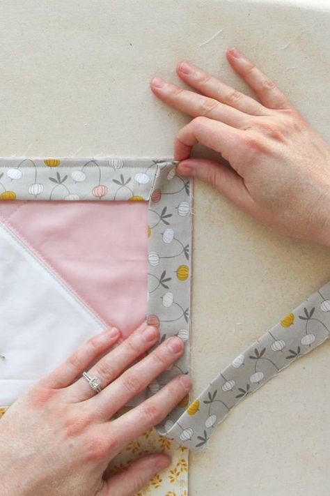 Binding A Quilt, Binding Quilt, Machine Binding A Quilt, Bind A Quilt, Beginner Quilt Tutorial, Mountain Quilt, Quilt Binding Tutorial, Quilt Corners, Tutorial Sewing