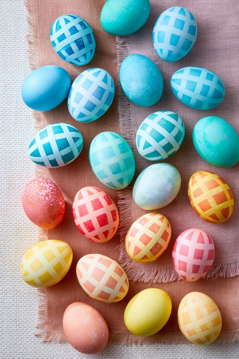 43 of the Most Creative Ways to Dye Easter Eggs Easter Egg Projects, Confetti Eggs, Dye Easter Eggs, Creative Easter Eggs, Egg Dye, Easter Egg Dye, Easter Egg Designs, Plastic Eggs, Egg Painting