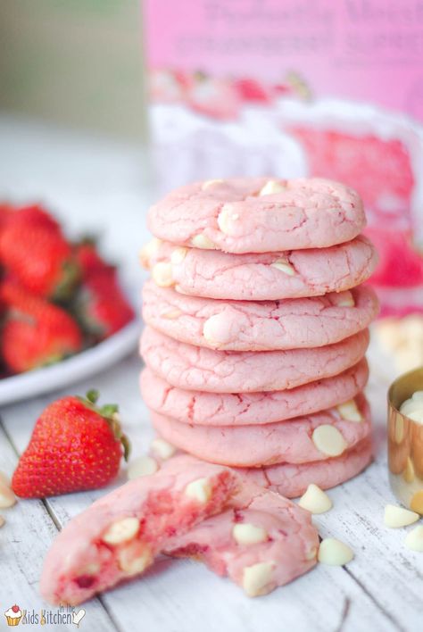 Best pink cookies for your pink dessert table Tasty Casseroles, Pink Dessert Tables, Strawberry Cake Mix Cookies, Strawberry Treats, Pink Desserts, Kids Baking, Strawberry Cake Mix, Pink Cookies, Cake Mix Cookie Recipes