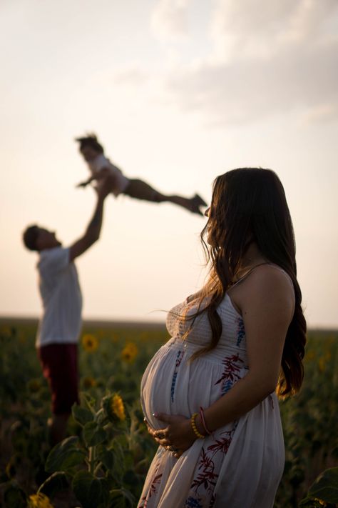 Family Of 3 Photoshoot Maternity, Maternity Family Photo Poses, Maturity Family Photoshoot, Family Maternity Outdoor Photoshoot, Family Maturity Pictures, Family Of 3 Photo Ideas Maternity, Outdoor Maternity Shoot Poses, Family Of Three Maternity Photoshoot, Maternity Poses Family Of 3