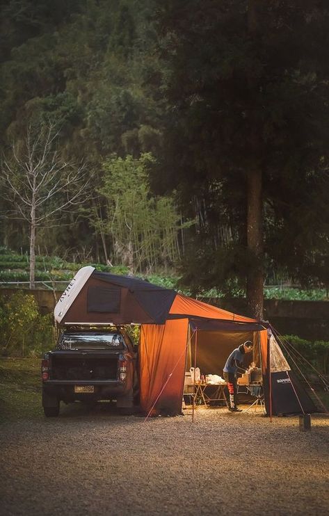 Rooftop Tent Camping, Mini Chalet, Truck Bed Tent, Tenda Camping, Rooftop Tent, Kombi Home, Truck Tent, Camping Set Up, Car Tent