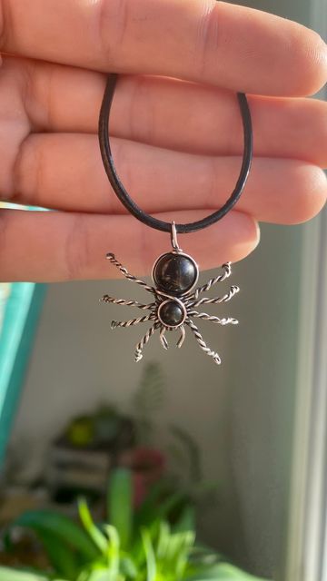 Insect Inspired Jewellery, Bead Spiders How To Make, Beaded Spider Tutorial, Insect Jewelry Diy, Bead Bugs, Bead Spider, Homemade Jewellery, Wire Spider, Crafty Jewelry