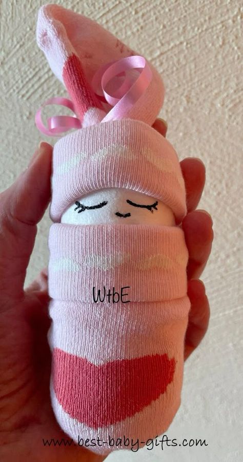 one diaper baby with sleeping eyes in pink Cute Baby Gifts For Boys, Diaper Present Ideas, Diaper Crafts For Baby Shower Diy, Diaper Ideas For Baby Shower Diy, Baby Handmade Gifts, Egg Baby Project Ideas, Diy Baby Shower Gifts Homemade, Cute Ways To Wrap Baby Shower Gifts, Baby Gift Wrapping Ideas