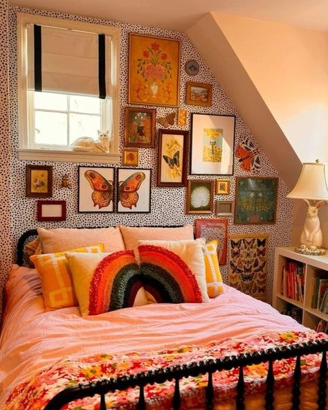 Yellow Shabby Chic Bedroom, Maximalist Kids Room, Uni Flat, Colorful Eclectic Bedroom, Bohemian Industrial, Relax Room, Cozy Homes, Summer Bedroom, Eclectic Bedroom