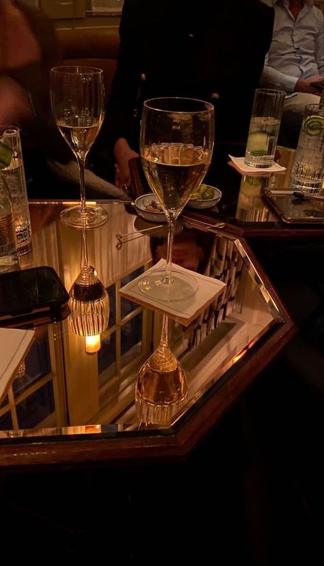 Classy Drinks Aesthetic, Waiter Aesthetic, Jazz Bar, Clubbing Aesthetic, Soyut Sanat Tabloları, Jazz Club, Future Lifestyle, Wine And Dine, Old Money Aesthetic