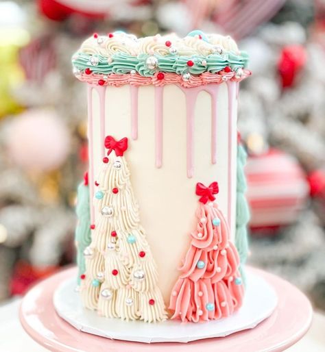 Pink Christmas Birthday Cake, Gingerbread Birthday Cake, Buttercream Christmas Cake, Pink Christmas Cake, Gingerbread Desserts, Girlie Christmas, Lambeth Cakes, Christmas Birthday Cake, Gingerbread Party