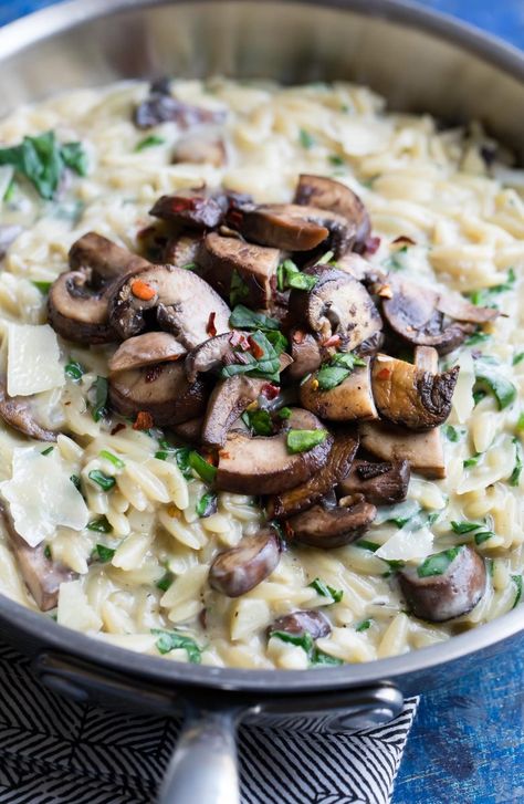 Vegetarian Orzo Recipes - Peas And Crayons Blog Garlic Parmesan Orzo, Orzo With Spinach, Filet Mignon Chorizo, One Pot Orzo, Cooking Risotto, Orzo Pasta Recipes, Parmesan Orzo, Spinach And Mushrooms, Orzo Recipes