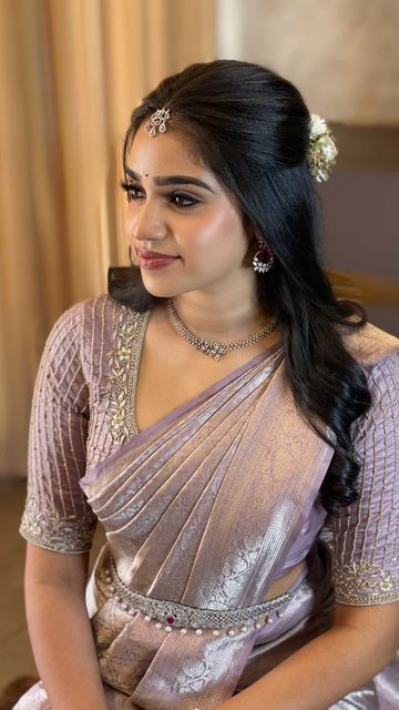 Engagement Looks, Engagement Dress For Bride, Engagement Saree, Hair Style On Saree, Saree Hairstyles, Engagement Hairstyles, Bridal Sarees South Indian, Traditional Hairstyle, Wedding Saree Blouse