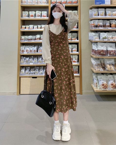 Aesthetic Dress Ideas For Women, Nice Modest Outfits, Korean Modest Fashion Outfit, Modest Korean Fashion, Spring Maxi Dress Outfit, K Fashion Street, Korean Modest Fashion, Stile Boho Chic, Looks Pinterest