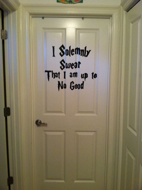 Harry Potter I Solemnly Swear...painted on my little boys bedroom door. hahaha....! Harry Potter Theme Room, Harry Potter Broomstick, Harry Potter Themed Bedroom, Harry Potter I Solemnly Swear, Little Boys Bedroom, Harry Potter Themed Room, Art Room Doors, Harry Potter Bedroom Decor, Door Painting