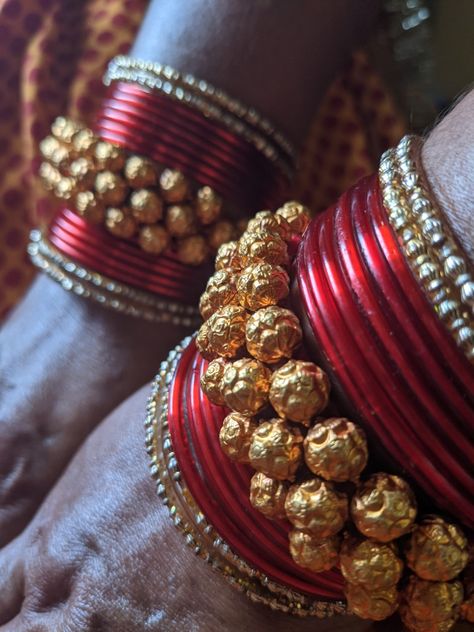 Kumaoni gold Pauchi with red bangles Pahadi Gold Jewellery, Kumaoni Jewellery, Kumaoni Bride, Rajput Jewellery, Jewel Design, Red Bangles, Gold Temple Jewellery, Gold Jewels Design, Indian Accessories