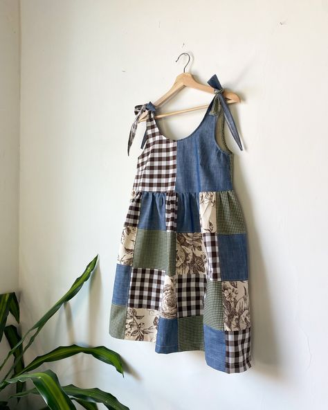 Upcycle Thrift Store Finds Clothing, Scrap Fabric Fashion, Upcycle Fabric Scraps, Decor Sewing Projects, Scraps Of Fabric, Sewing Patterns Free Kids, Upcycled Fashion Accessories, Fabric For Sewing, Fabric Patch Work Ideas