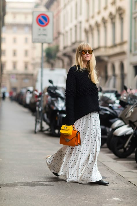 Polka Dot Skirt Outfit, Dot Skirt Outfit, Jeanette Madsen, Gonna Midi, Polka Dots Outfit, Looks Street Style, Milan Fashion Weeks, Cool Street Fashion, 가을 패션