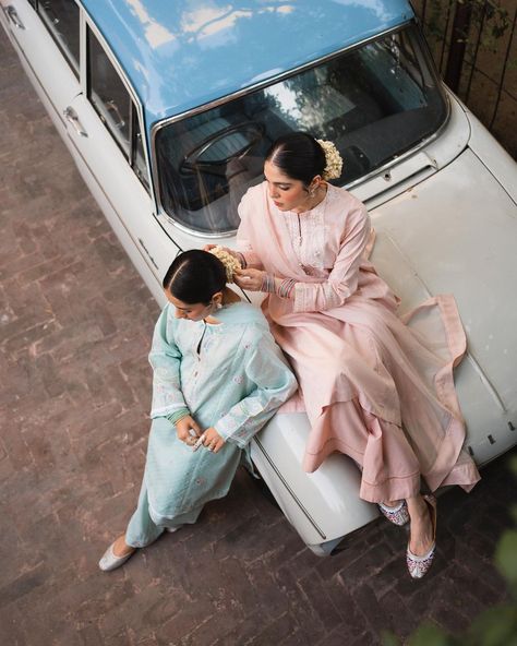 @zarashahjahan Girls Roadtrip, Zara Shahjahan, Desi Love, Desi Fashion Casual, Indian Photoshoot, Saree Photoshoot, Fashion Photography Inspiration, Indian Aesthetic, Brown Girl