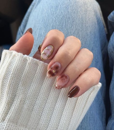 Brown freestyle nails🤎✨ Polish used: Mocha brown- pink Gellac Rosewater pink- pink Gellac Gold painting gel- born pretty -🧸⭐️ #pinkgellac #nailsnailsnails #nails #nail #nailinspo #nailfie #partynails #pinknails #fallnails #autumnnails #nails2inspire #nailsalon Mocha Brown Nails Design, Brown Nail Art Ideas, Born Pretty Nails, Gold Brown Nails, Pink And Brown Nails Design, Mocha Nails Design, Pink Brown Nails, Brown And Pink Nails, Pink And Brown Nails