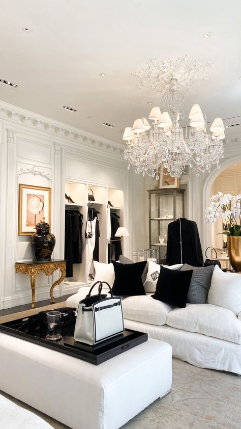 Black And White Glamour, Ralph Lauren Nyc, Lauren Aesthetic, Ralph Lauren Aesthetic, French Bedroom Decor, Black White Bedrooms, Glamourous Bedroom, Glamorous Decor, Living Room Sofa Design