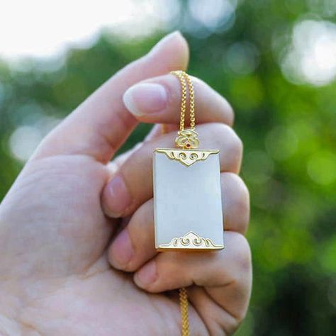 White Jade Pendant Gilding Necklace – IDREAMMART Jade Jewelry Design, Elf Jewelry, Jade Jewellery, Jewelry Facts, Beautiful Pendant Necklace, Ladies Necklace, Anniversary Necklace, Jewelry Drawing, Hetian Jade