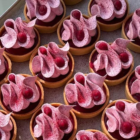 Valentines Day Tart, Fancy Tarts Desserts, Valentines Pastry, Pretty Tarts, Cool Baking Ideas, Fancy Tarts, Tart Plating, Tart Idea, Fine Dining Dessert