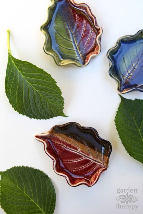 These clay leaf dishes are project you can do anytime throughout the year. Head out to the garden and look for unique shapes to preserve. Then it’s just a matter of using clay to mold them and paint or glaze to decorate. Diy Nature Decor, Clay Leaf, Trending Crafts, Garden Therapy, Diy Jewelry To Sell, Crafts For Teens To Make, Air Dry Clay Projects, Tanah Liat, Leaf Bowls