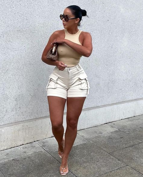 Shorts Styling, Cadet Kelly, Bodysuit And Shorts, Denim Cargo Shorts, Seamless Bodysuit, Shorts Outfits Women, Denim Cargo, Body Suit Outfits, Looks Black