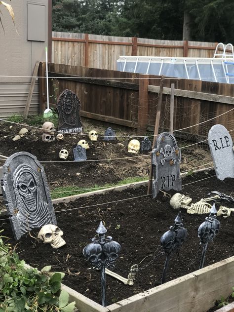 Graveyard in the garden Graveyard Garden, Halloween Graveyard, Haunted Forest, Halloween Garden, Forest Decor, Garden Bed, Flower Bed, Bed Decor, Raised Garden Beds