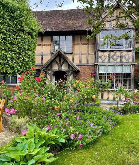 Shakespeare Garden, Stratford London, London Boy, Stratford Upon Avon, English Style, Digital Book, Stonehenge, Dream Vacation, England Uk