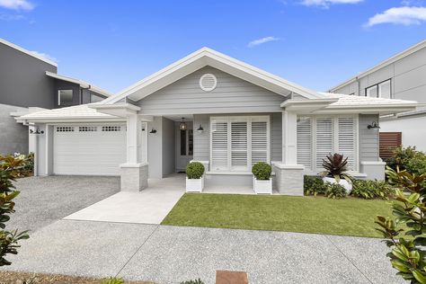 Hamptons Bungalow Exterior, Modern Hamptons Exterior Australia, Modern Hamptons Beach House, Australian Hamptons Style Exterior, Coastal Hamptons Exterior, Hampton Facade Single Story, Hampton Style Facade, Hamptons Exterior Australia, Hampton Homes Exterior