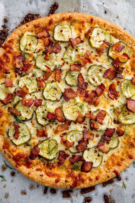 Pickle Pizza vetical Bacon Wallpaper, Pickle Pizza Recipe, Pickle Pizza, Easy Pickle, Pizza Lasagna, Pizza Vegana, Creative Pizza, Pickle Recipes, Bacon Pizza