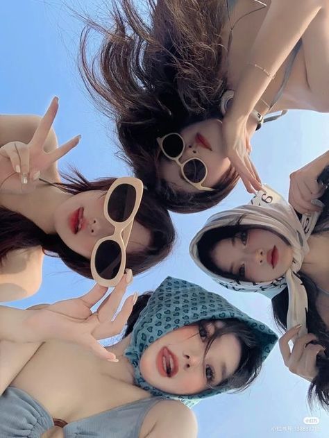 Friends Group Photo, Group Picture Poses, Korean Friends, 4 Best Friends, Bff Poses, Friendship Photoshoot, Korean Best Friends, 사진 촬영 포즈, Friend Poses Photography