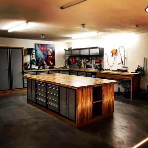 Half Garage Workshop, Dream Garage Workshop, Home Workshop Garage, Garage Work Shop, Modern Workshop, Man Cave Workshop, Workshop Shelves, Garage Workshop Layout, Garage Workbench Plans