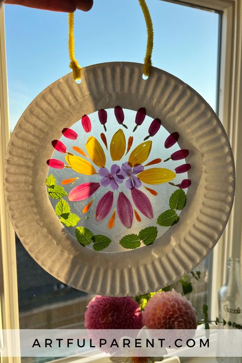 Suncatchers For Kids, Autumn Arts And Crafts, Nature Art For Kids, Spring Toddler Crafts, Leaf Craft, Suncatcher Craft, Plant Crafts, Leaf Crafts, Paper Plate Crafts