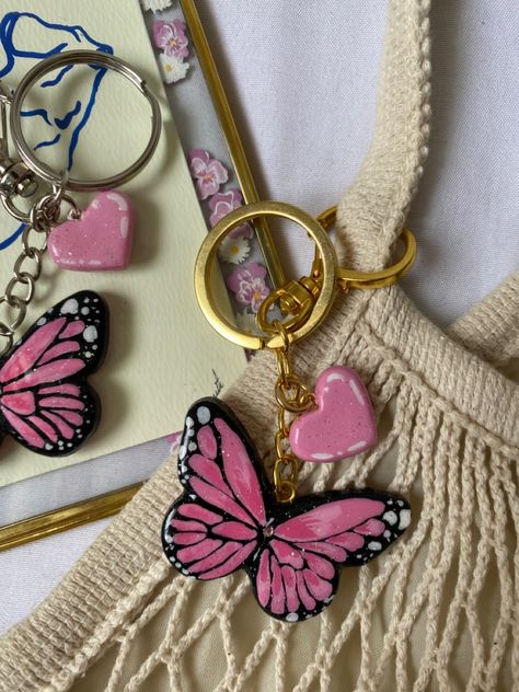 Keychain Made Of Clay, Keychain Using Clay, Unique Clay Keychains, Clay Craft Keychain, Clay Art Butterfly, Cute Keychain Accessories, Cute Keychain With Clay, Clay Key Chains Ideas, Mini Clay Keychains