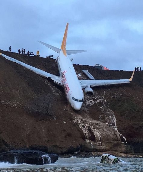 Turkish Airport, Pegasus Airlines, Aviation Accidents, Sea Photo, Civil Aviation, Aircraft Pictures, Vintage Aircraft, Boeing 737, Boeing 747