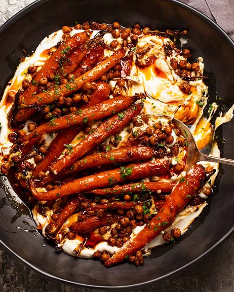 Spicy maple roast carrots with crispy chickpeas and yogurt sauce Xmas Dinner Vegetables, Thanksgiving Plates Food, Thanksgiving For 2, Side Dishes For Thanksgiving Dinner, Roast Carrots, Veggie Christmas, Maple Roasted Carrots, Vegetarian Christmas Recipes, Vegan Christmas Dinner