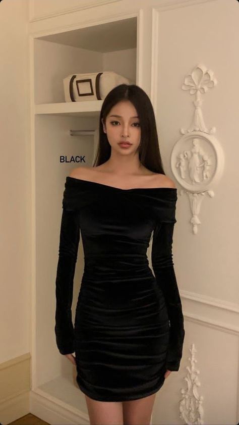 Black Short Dress Parties Night, Simple Black Dress Classy, Tight Dress Outfit Party, Black Chic Dress, Simple Black Prom Dress, Off The Shoulder Homecoming Dress, Dress Short Prom, Dress Outfits Party, Homecoming Dress Short