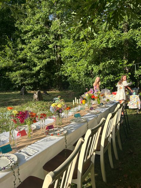 Cute Garden Party Ideas, Garden Summer Party, Summer Dinner Party Aesthetic, Midsommar Party, Backyard Garden Party, Garden Party Table, Whimsical Garden Party, Midsummer Party, Summer Solstice Party