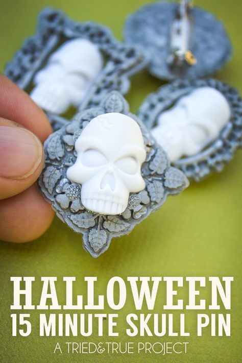 15 Minute Halloween Pin Samhain Recipes, Halloween Skull Wreath, Skull Wreath, Samhain Halloween, Quick And Easy Crafts, Skull Pin, Pin Ideas, Topsy Turvy, Halloween Pins