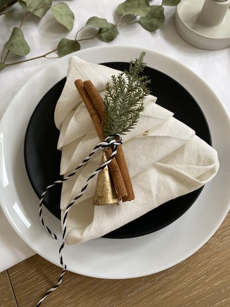 Minimal Xmas Table Decor, Christmas Table Settings Summer, Xmas Table Ideas Simple, Christmas Dinner Napkin Ideas, Minimal Christmas Table Setting, Neutral Holiday Tablescape, Simple Table Decor Christmas, Minimalistic Christmas Table Decor, Unique Christmas Table Decor