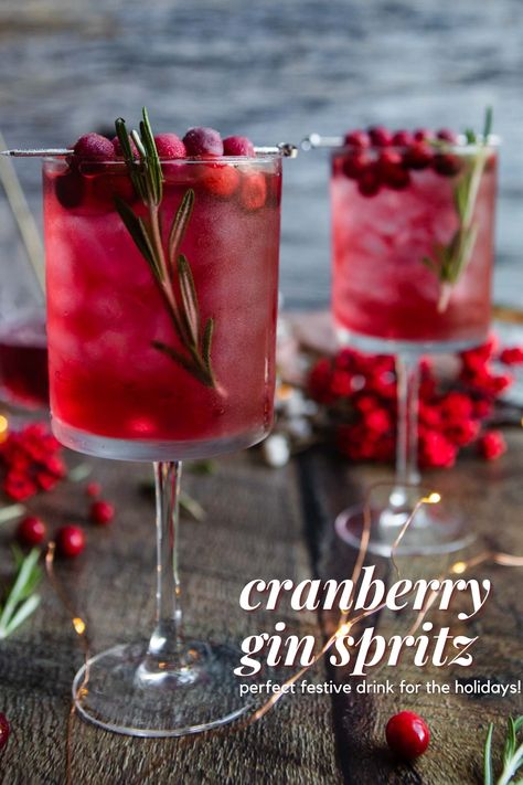 Cranberry Cocktails Christmas, Christmas Drinks With Cranberries, Christmas Day Cocktails, Cute Holiday Drinks, Xmas Party Drinks, Batched Holiday Cocktails, Gin Christmas Drinks, Winter Holiday Cocktails, Cranberry Coctails Recipes