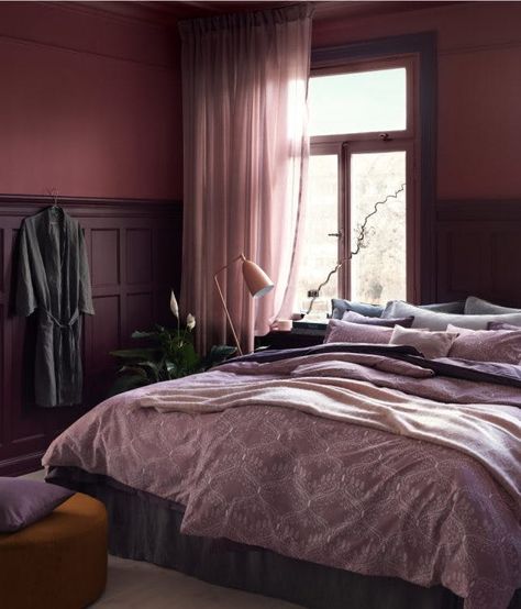 Lilac Bedroom Decor, Burgundy Bedroom, Lilac Bedroom, Cozy Hotel, Monochromatic Bedroom, Bedroom Cozy, Purple Bedroom, Bed Linen Design, Cosy Room