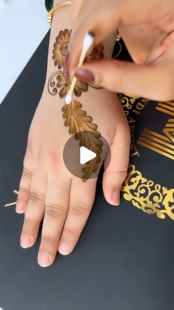 1M views · 23K likes | Maseera’s Henna academy on Instagram: "Simple hack for beginners 🌹🫶 . #buddinghenna #budhenna #hennaearbud #hennasimple" Hena Desain Simple Front Hand, Simple Mehndi Tutorial, Simple Henna For Beginners, Henna Front Hand, Henna Ideas Easy, Henna Hacks, Henna Beginners, Easy Henna Ideas, Diy Henna Designs