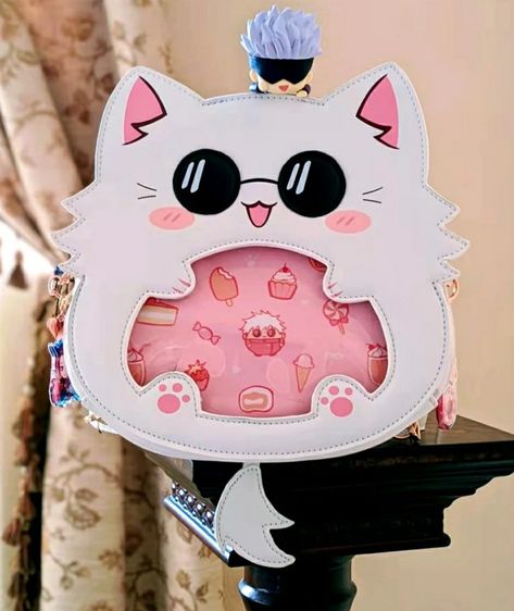 https://yulicechan.com/products/gojo-cat-ita-bag Gojo Cat, Cat With Sunglasses, Ita Bag, Cat Sunglasses, Cat Bag, Cute Handbags, Fun Crochet Projects, Pretty Bags, Fashion Sewing Pattern