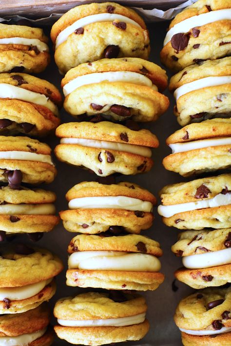 sandwich cookies lined up on their sides in a container for transport Chocolate Chip Sandwich Cookies, Chip Sandwich, Sandwich Cookies Filling, Mini Chocolate Chip Muffins, Dessert Sandwich, Cookie Sandwich Recipes, Dessert Containers, Ice Cream Cookie Sandwich, Gourmet Cookies