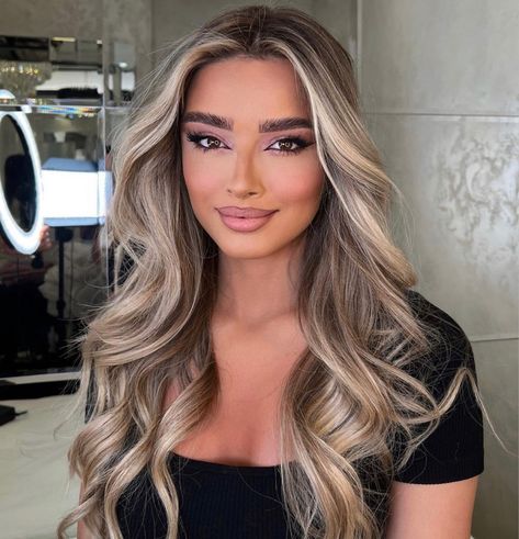 Ash Blonde Hair Balayage, Summer Blonde Hair, Brown Hair Inspo, Brunette Hair With Highlights, Dark Roots Blonde Hair, Balayage Hair Dark, Brown Hair With Blonde Highlights, Honey Blonde Hair, Ash Blonde Hair